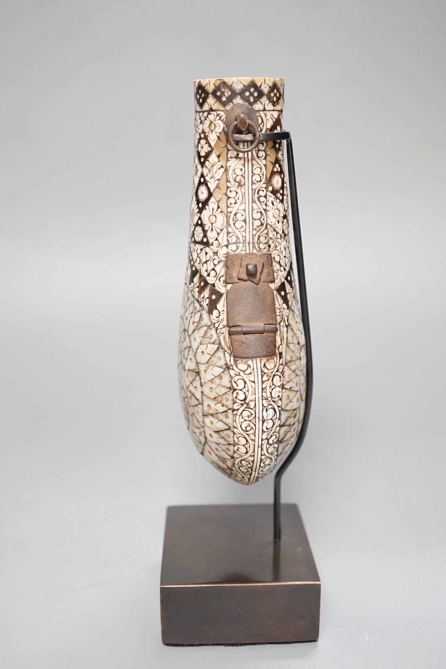 A powder flask, Etawah, India, 19th century, Mother-of-pearl, ivory, horn and black lac on wood - 17cm